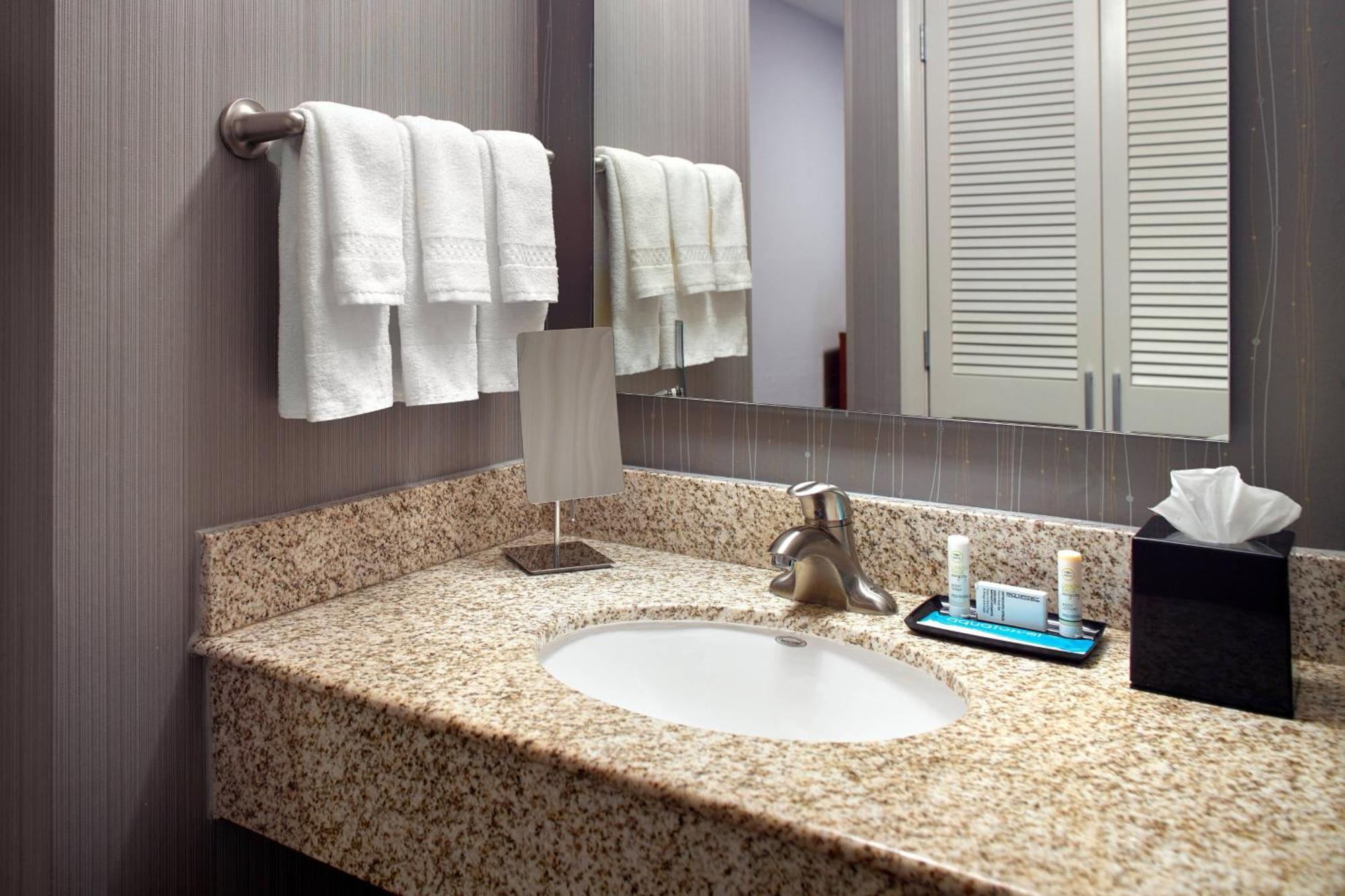 Courtyard By Marriott Файетвил Екстериор снимка