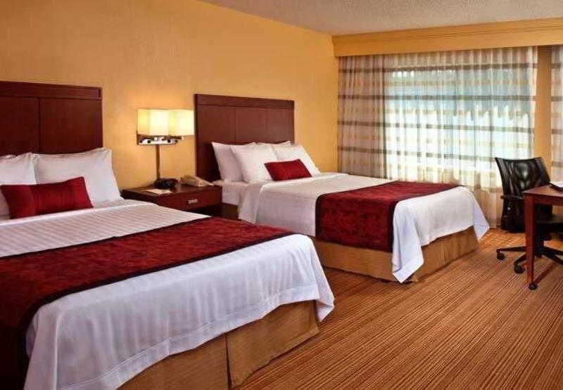 Courtyard By Marriott Файетвил Стая снимка